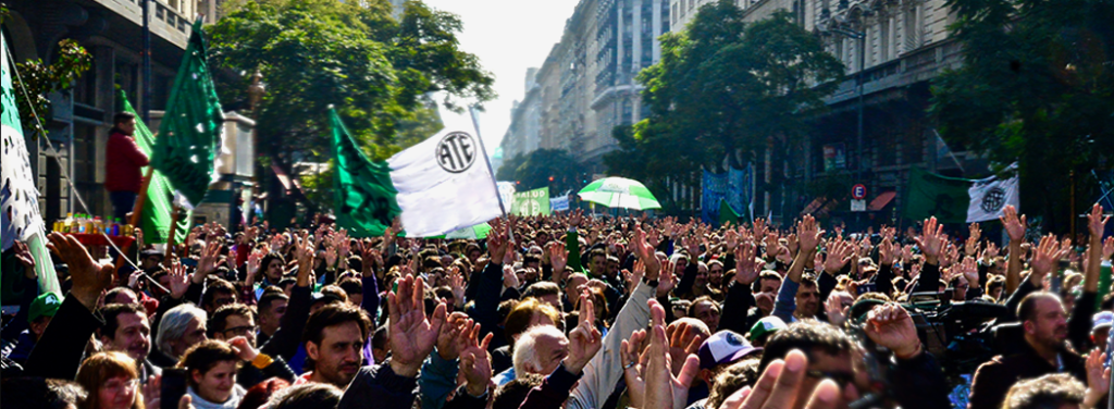Marcha de ATE. Todes levantando las manos